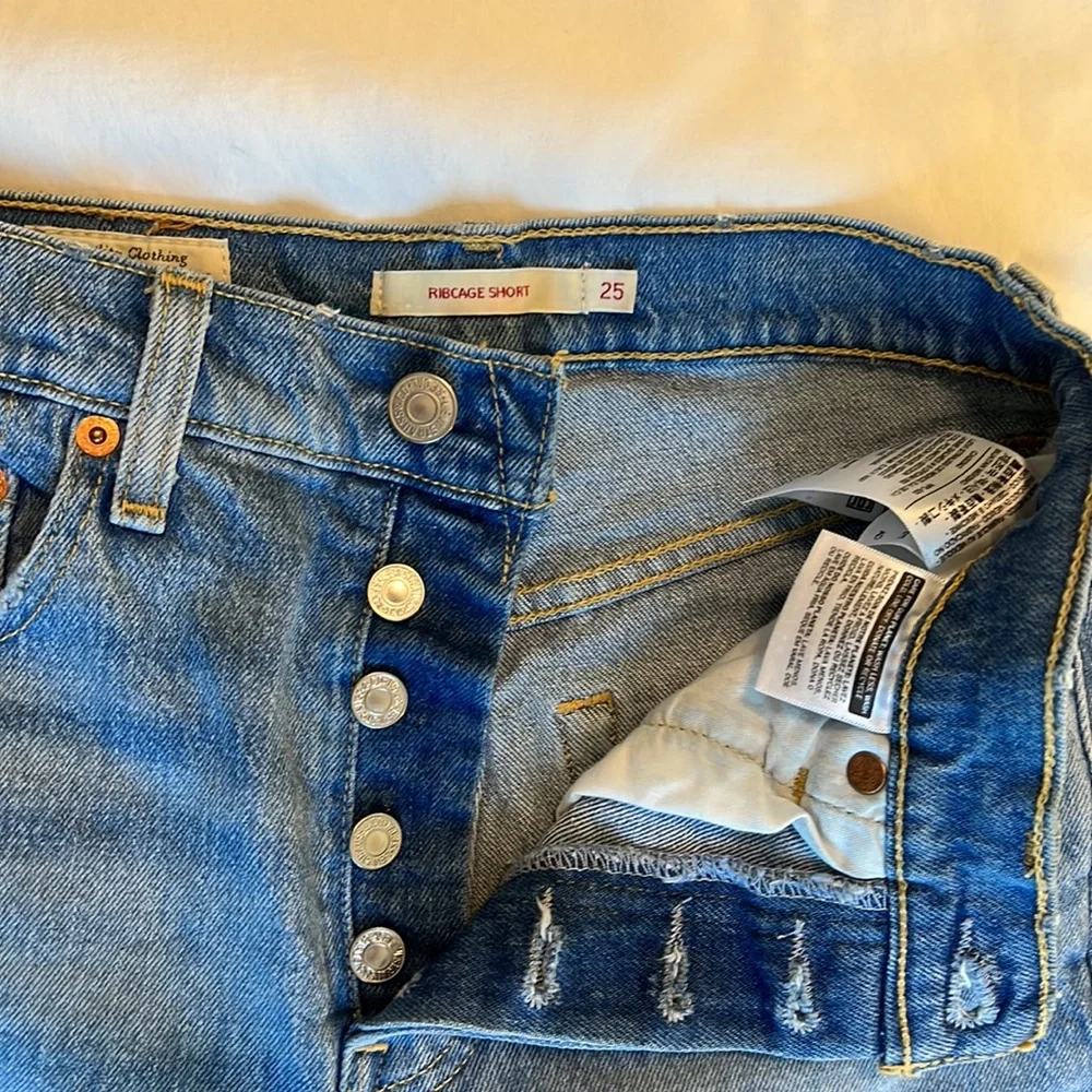 Levi’s Ribcage Short - Picture 3 of 5